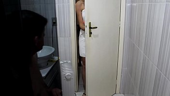 Porno de roupa no banheiro