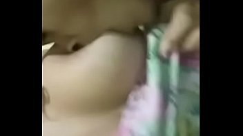 Sexo apertando peito e mamando no peito