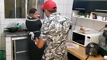 Sexo com a empregada na cozinha