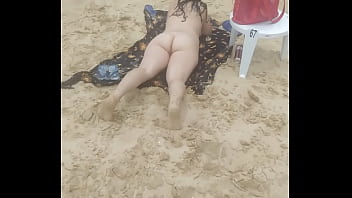 Transando no praia de nudismo