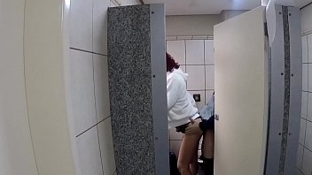 Amador no banheiro