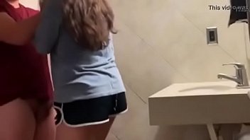 Comendo a namorada no banheiro público