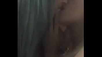 Lésbicas chupando peitos e beijando