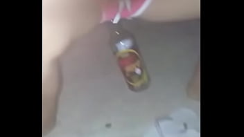 Lésbicas gosando com garrafa no carro