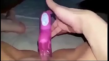 Mulher botando vibrador na vagina