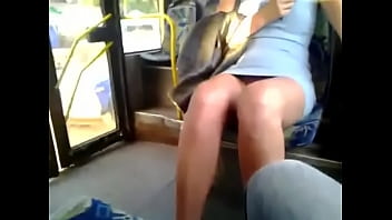 Mulher transa com homem 18 ano0 anos dentro do ônibus