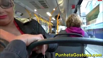 Ônibus  cheio  mae treta proteger  a filha  pornô