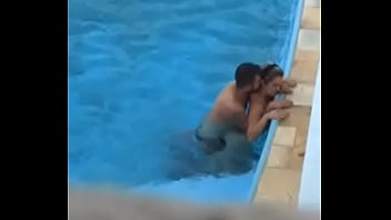 Sexo com a novinha escondido da mãe dela na piscina
