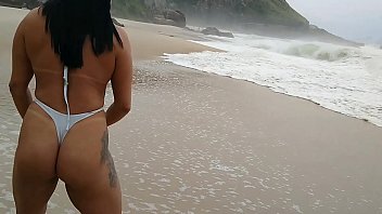 Abuzada com tesão7m exibindo b***** na praia