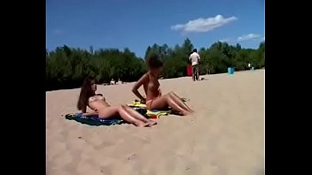 Casal fudendo em praia de nudismo