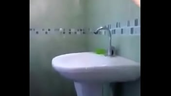 Homem com homem no banheiro tomando banho
