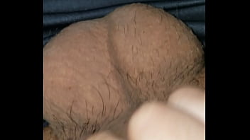 Homem de penis bem pequeno se masturbando
