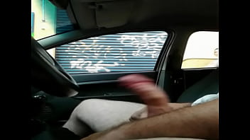 Mulher com mulher dentro do carro