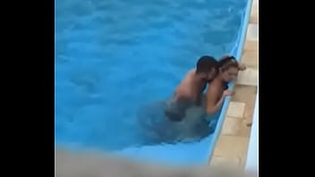 Mulher  fazendo sexo na água
