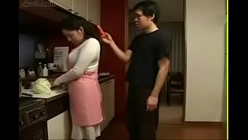 Mae nao resiste aos encatos do filho e transa com ele na cozinha