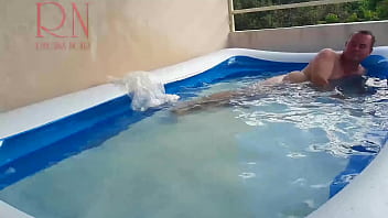 Mulher transando com homem na piscina