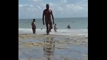Na praia de nudismo familia sacana