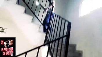 Sexo com mulher da bunda molo nas escada