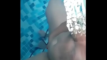 Sexo na piscina com novinhas magringas