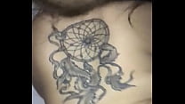 Aline nina tatuagem filtro dos sonhos nas costas taubate