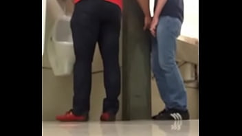 Gays pegando em penis  o banheiro público