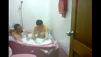 Irmão tomando banho jumto