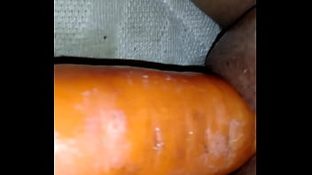 Lesbica fodendo com cenoura grossa