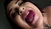 Mulher chupa língua