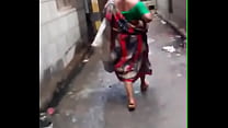 Mulher mestruando na rua