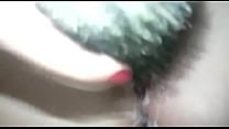 Mulher se masturbando com a escova de cabelo