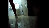 Flagra mulheres banheiro mijando
