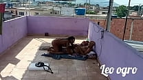 Negra fazendo anal com amiga e marido