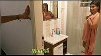 Mãe gostosa entra no banheiro para tomar banho enquanto a filha pelada de p******* não resiste o cacete duro dele