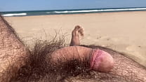 Mujeres masturbándose en la playa nudista