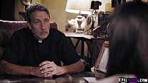 O Padre Tesão Steve Holmes tira proveito de uma noiva desesperada para ficar após a confissão