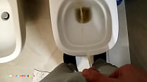 Masturbando no banheiro no vaso