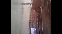 Filmando a tia tomando banho