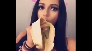 Com uma banana