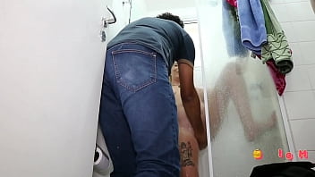Mulher fazendo sexo na casa de banho