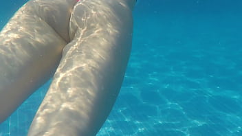 Mulheres peladas nadando na piscina
