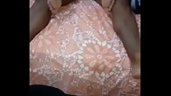 Pretinha fazendo ménage em São Gonçalo vídeo anônimo