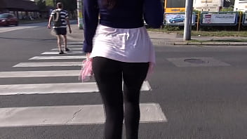 Garota esguichando na rua
