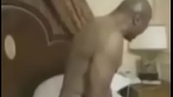 Mulher come o cu do homem com pênis vibrador