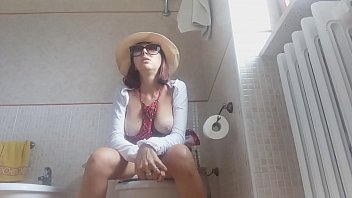 Mulheres mijando no banheiro com câmera escondida dentro do vaso sanitário