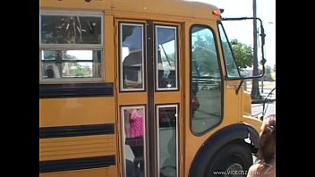 Dudu cascavel no ônibus da escola