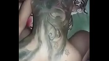 Morena tatuada  dando por drogas