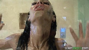 Sexo no chuveiro forte