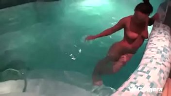Vídeo de pornô homem com homem na piscina