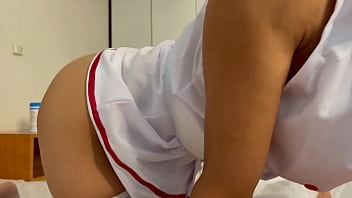 Enfermera latina sexy tocando sus tetas
