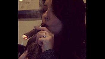 Fudendo mulher fumando cigarro